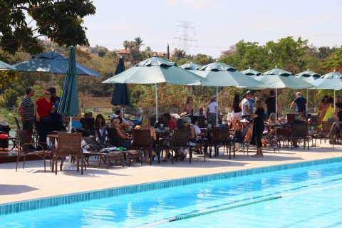 Empório Alpha celebra 10 anos e marca inauguração do Deck da Piscina