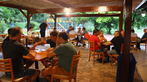 <strong>Truco reúne associados em tarde animada no Bar do Lago</strong>