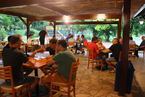<strong>Truco reúne associados em tarde animada no Bar do Lago</strong>