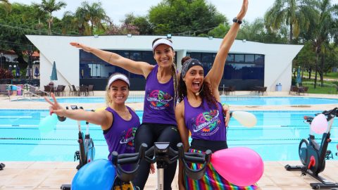 Carna Spin agita o deck da piscina com energia e clima de Carnaval